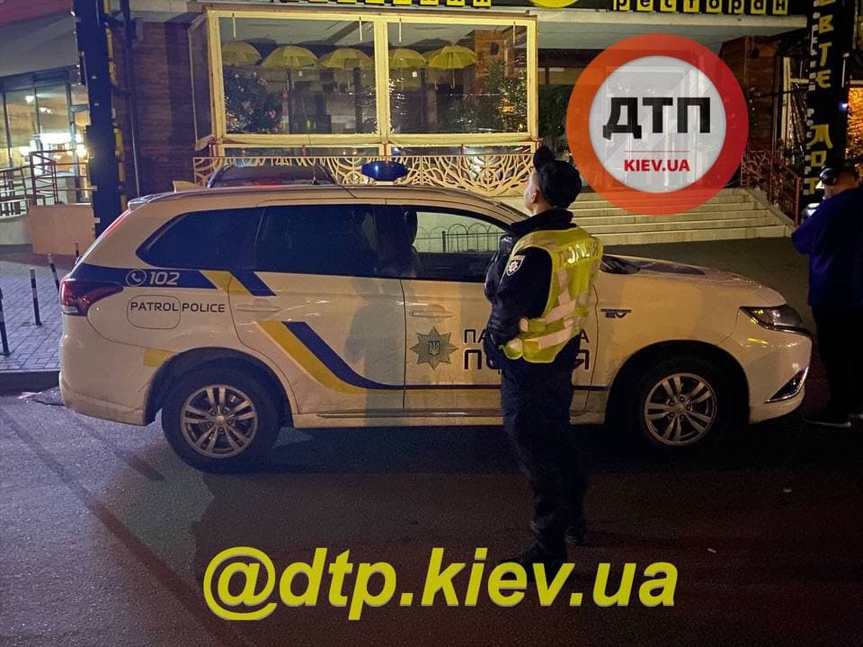 В Киеве мужчина бросался в медиков камнями после падения с 8 этажа (фото)